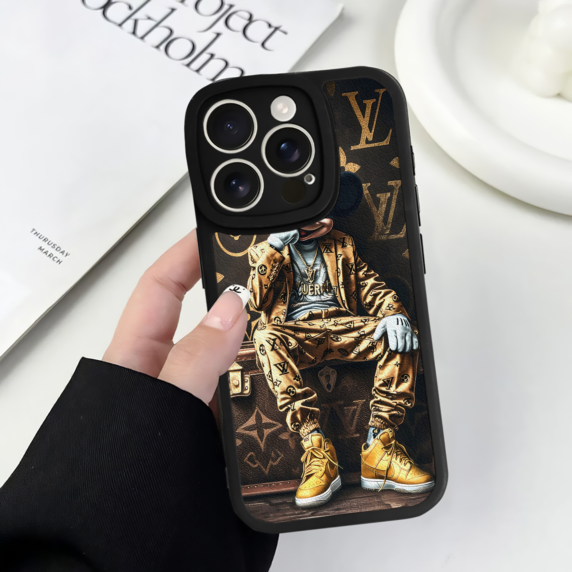 （画像用） ミッキーマウス Mickey Mouse 【iPhone 16シリーズ対応】シリコンスマホケース（レザー調） 材質：シリコン